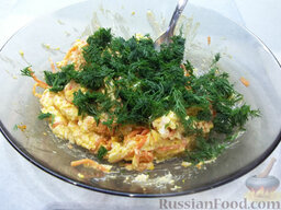 Рулет из лаваша с корейской морковью: В тарелке сделайте салат из плавленого сырочка, яйца, корейской моркови, нарезанной зелени укропа.
