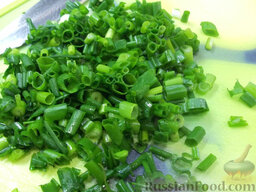 Жареные кабачки с чесноком: Помойте и мелко нашинкуйте зеленый лук.