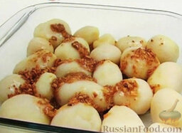 Запеченный картофель с луком: Картошку выложить в форму для запекания. Полить смесью масла и лука. Перемешать.