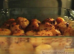 Запеченный картофель с луком: Разогреть духовку. Запекать 25 минут при температуре 200 градусов.