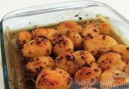 Запеченный картофель с луком: Картофель, запеченный с луком готов. Приятного аппетита!