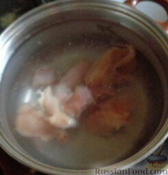Солянка на курином бульоне: Как приготовить солянку на курином бульоне:    Курицу кладем в воду.