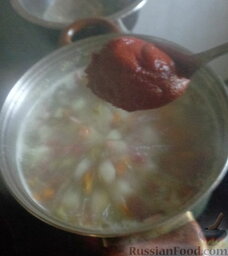Солянка на курином бульоне: Добавляем томатную пасту, варим 5 минут.