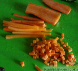Солянка на курином бульоне: Морковь режем кубиками.
