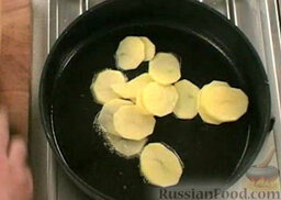 Мусака: Разогреть растительное масло. Выложить ломтики картошки.