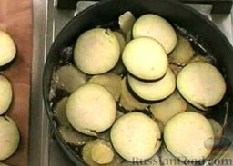 Мусака: Баклажан нарезать кружочками толщиной 0,5 см.  Добавить кружочки баклажана к картошке.