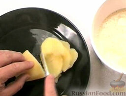 Маленькие картофельные "пироги": Картофель нарезать сначала кружочками, а затем мелко. Добавить в смесь.