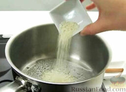 Рис с кокосовым молоком: В отдельной кастрюльке вскипятить воду. Всыпать рис.