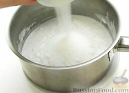 Рис с кокосовым молоком: Всыпать сахар. Перемешать.