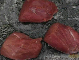 Запеченная свинина с маслом и пряностями: На сковороде растопить 20 г масла. Филе свинины разрезать на три части.