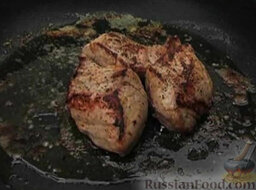 Запеченная свинина с маслом и пряностями: Обжарить мясо до румяной корочки с двух сторон. Поперчить и посолить.