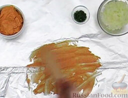Запеченная свинина с маслом и пряностями: Середину получившегося листа смазать соусом.