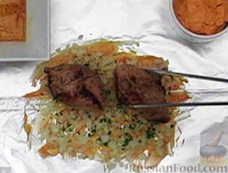 Запеченная свинина с маслом и пряностями: Выложить мясо. Намазать его сверху соусом.