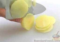 Ягнятина с овощами и розмарином: Картофель очистить и нарезать тонкими кружочками.