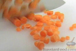 Ягнятина с овощами и розмарином: Морковь нарезать кружочками.
