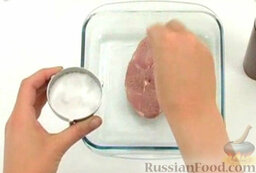 Ягнятина с овощами и розмарином: В форму для запекания выложить мясо. Посолить и поперчить с двух сторон.