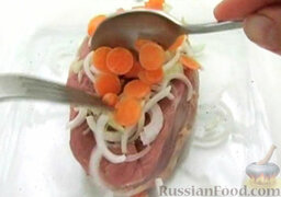 Ягнятина с овощами и розмарином: Сверху на мясо выложить лук и морковь.