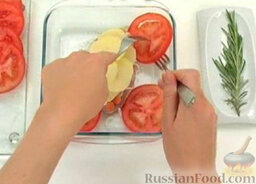 Ягнятина с овощами и розмарином: По бокам выложить помидор.