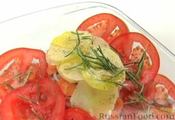 Ягнятина с овощами и розмарином: Листочки розмарина отделить от веточки, посыпать ими мясо и овощи. Посолить и поперчить. Полить маслом.