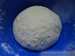 Вертута с тыквой по-молдавски: Замесить мягкое тесто. Накрыть тесто полотенцем, дать постоять 20 минут.  Включить духовку, разогреть до 200 градусов.