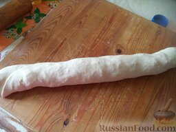 Вертута с тыквой по-молдавски: Свернуть тесто с начинкой в рулет.