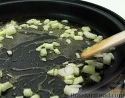 Рис с овощами в духовке: Как приготовить рис с овощами в духовке:    На сковороде разогреть масло. Выложить и обжарить лук. Добавить чеснок. Перемешать.