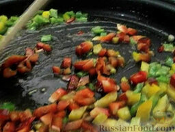 Рис с овощами в духовке: Выложить в масло перец. Обжарить.