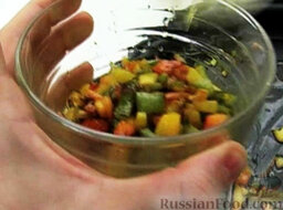 Рис с овощами в духовке: Обжаренный перец переложить к луку.