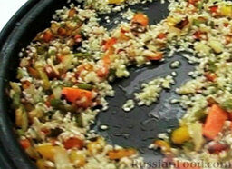 Рис с овощами в духовке: Добавить на сковороду обжаренные ранее перцы, лук и чеснок. Перемешать.