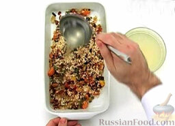 Рис с овощами в духовке: Посыпать все паприкой и слегка протушить.  Переложить рис с овощами в жаропрочную форму. Залить бульоном.
