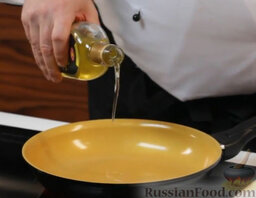 Котлетки из фасоли и сладкого перца с пюре из авокадо: На разогретую сковороду наливаем кунжутное масло.