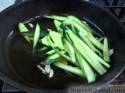 Жареные огурцы по-японски: Отправим огурцы, чеснок и красный перец жариться в сковороду на растительном масле.