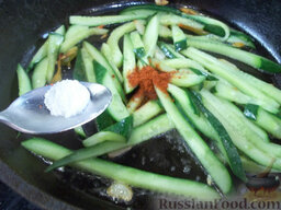 Жареные огурцы по-японски: Приправим их солью, соусом васаби, уксусом и паприкой.