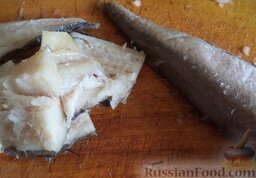 Котлеты из хека (минтая): Как приготовить котлеты из хека(минтая):    Рыбу разморозить, очистить от чешуи, помыть, отрезать плавники, отделить от костей. Разрезать на куски.
