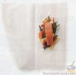 Рыба, запеченная с овощами в пергаменте: 4. На каждую овощную подушку положить по одному кусочку рыбы. Сбрызнуть каждый кусочек рыбы 1 чайной ложкой масла, посыпать небольшим количеством соли и перца.