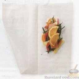 Рыба, запеченная с овощами в пергаменте: 5. Выложить на каждый кусочек рыбы по пару ломтиков апельсина.