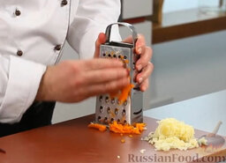 Салат "Шуба" в стиле фьюжн: Также натираем морковку.