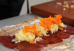 Салат "Шуба" в стиле фьюжн: На него – тертую морковочку.