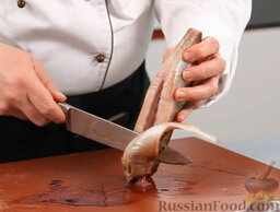Салат "Шуба" в стиле фьюжн: Ставим рыбку вертикально и очень острым ножом срезаем животик. Не жалейте, в нем ничего нет, кроме костей. Подчищаем внутренности.