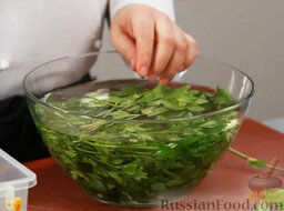 Табуле - ливанский салат с булгуром: Для начала замачиваем зелень – петрушку и мяту опускаем в холодную воду на 15 минут - пусть восстановит влагу. Если вы только что сорвали зелень на своем огороде, этого делать не нужно.