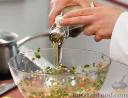 Табуле - ливанский салат с булгуром: Осталось добавить оливковое масло, соль, перец – все по вкусу. Перемешиваем в последний раз.