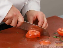Табуле - ливанский салат с булгуром: Берем помидоры, нарезаем очень мелкими кубиками. Это особенность всех ближневосточных салатов – ингредиенты нарезаются очень мелко.  Поделюсь маленьким секретом: когда нужно мелко нарезать помидор или лук, не разрезайте его насквозь. Оставьте сантиметр не разрезанным, - так он у вас не распадется. Оставшийся кусочек можно порубить отдельно.
