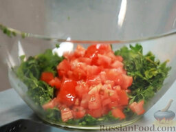Табуле - ливанский салат с булгуром: Переносим в салатницу рубленую зелень. Туда же добавляем помидорные кубики. Переносим их ложкой с дырками, шумовкой - чтобы лишний сок ушел. Перемешиваем.