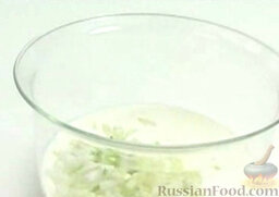 Свиная корейка с йогуртом: В миску налить йогурт. Добавить лук и чеснок.