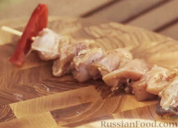 Курица Терияки: Для шашлычка на деревянную шпажку нанизать кусочек сладкого перца, затем кусочки куриного мяса. А затем снова кусочек сладкого перца.