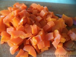 Оливье со свининой: Морковь нарезать кубиками.
