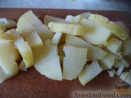 Оливье со свининой: Картофель нарезать кубиками.