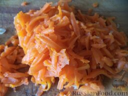 Слоеный салат с мясом "Грибная поляна": Отварную морковь очистить, натереть на крупной терке.