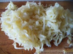 Слоеный салат с мясом "Грибная поляна": Отварной картофель  очистить, натереть на крупной терке.