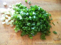Слоеный салат с мясом "Грибная поляна": Лук зеленый помыть и мелко нарезать.